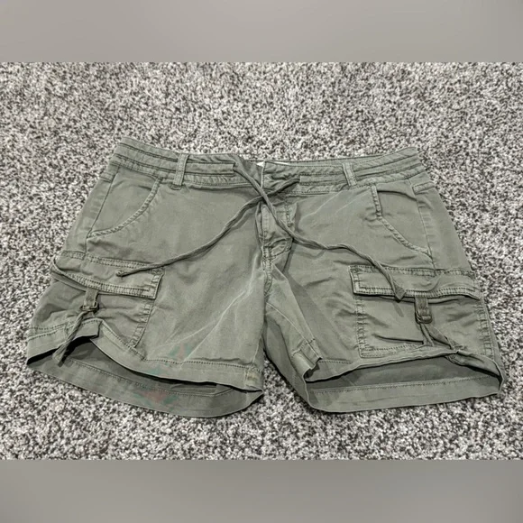 Women’s olive green cargo shorts size 4 - Picture 1 of 3